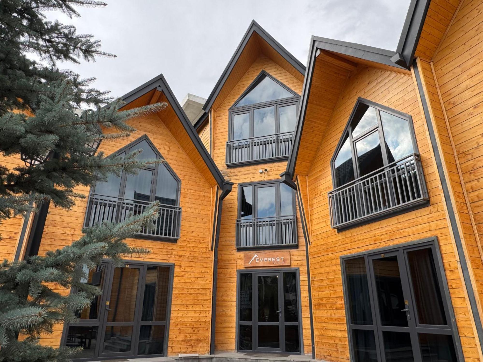 Everest Rest House تساجكادزور المظهر الخارجي الصورة