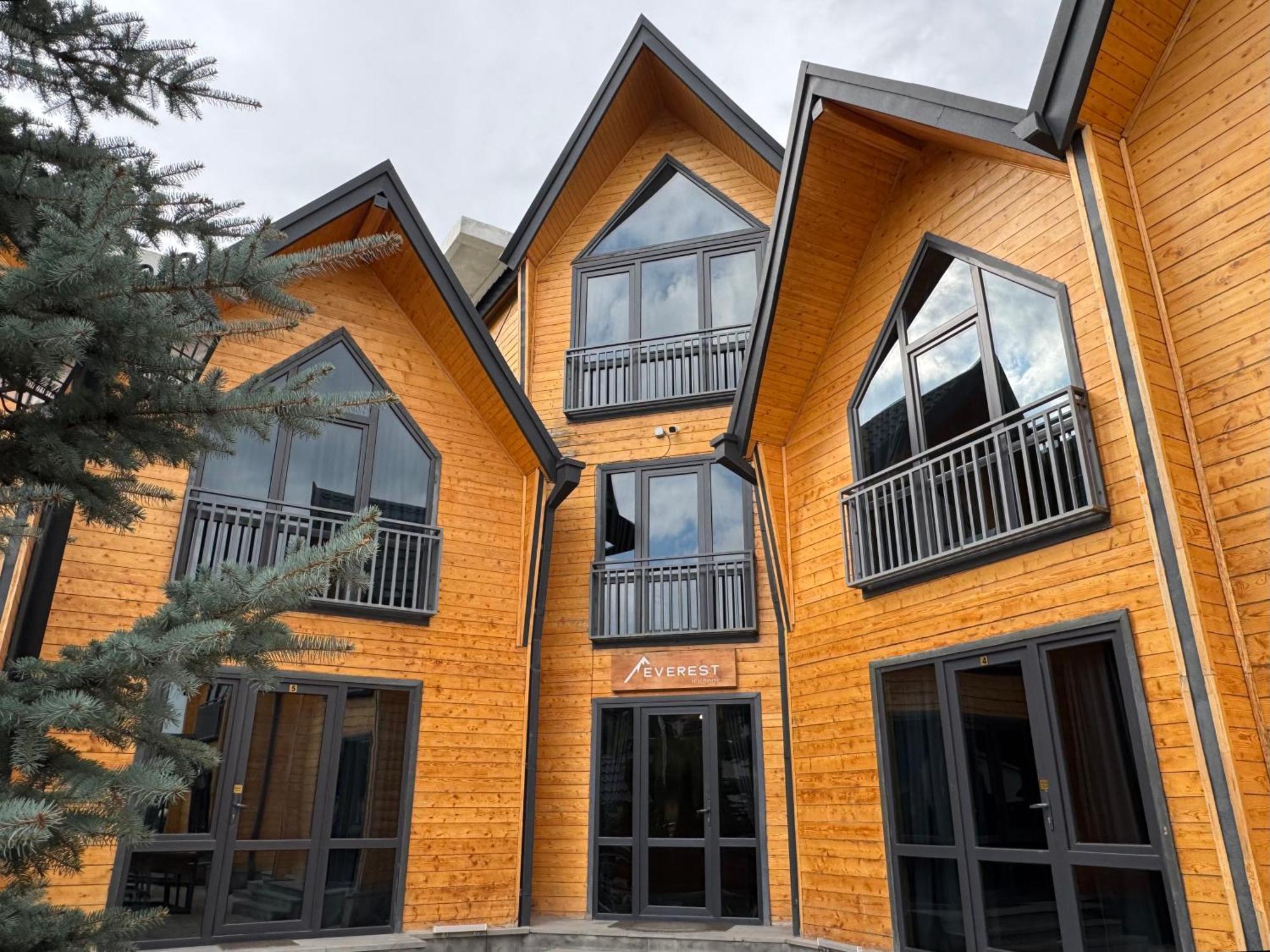 Everest Rest House تساجكادزور المظهر الخارجي الصورة